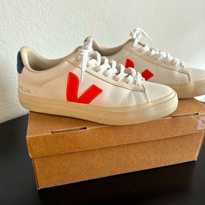 Veja Sneakers - Women’s Size 8 (EUR 39)